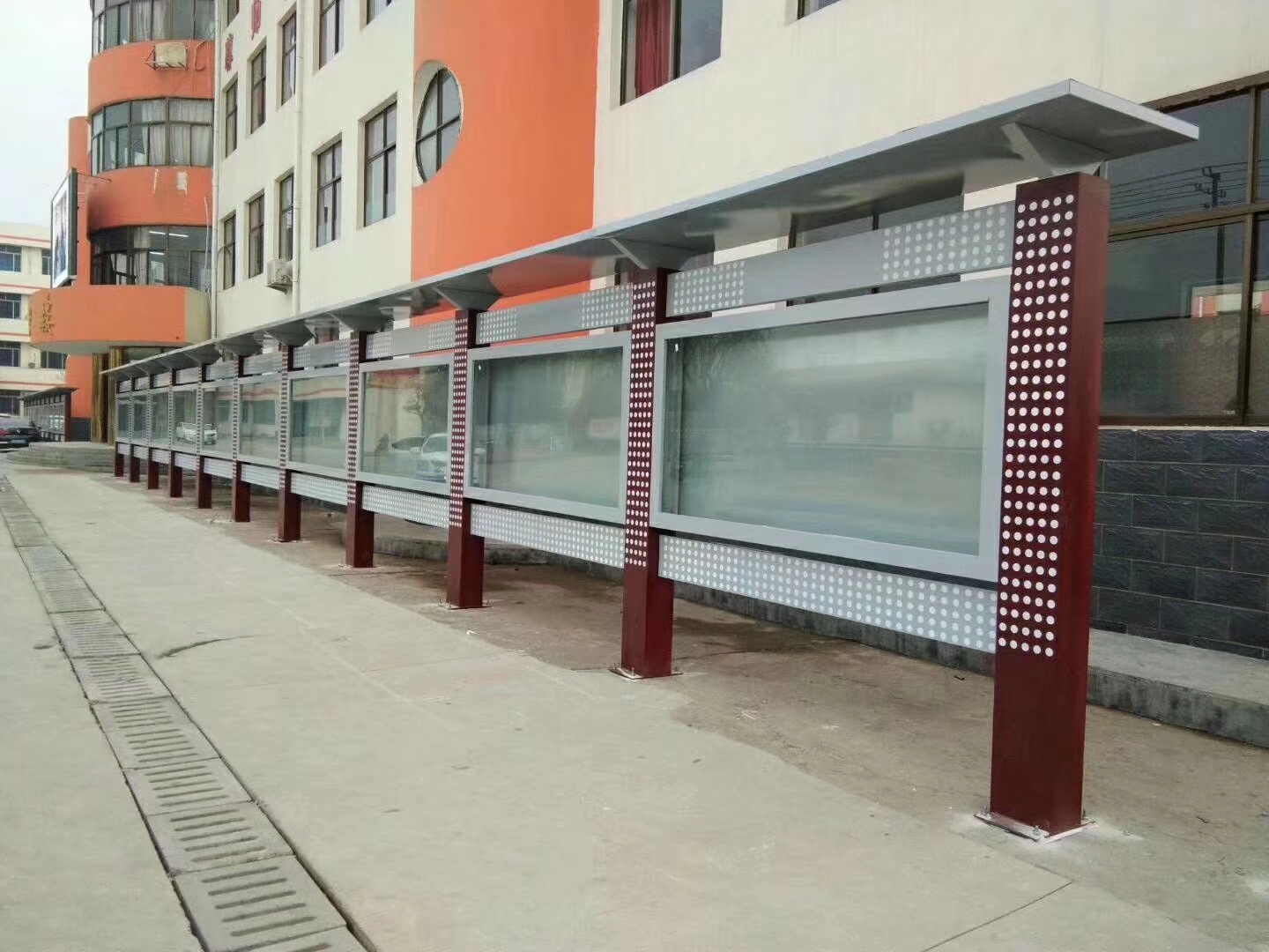 连云港赣榆新世纪花园小区180米宣传栏安装完成  2019年7月